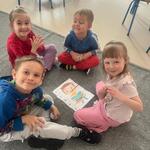 Dzień książki- dzieci układają puzzle z postaciami z bajek