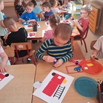 Dzień strażaka - dzieci wykonują pracę plastyczną