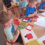 Dzień strażaka - dzieci przy pracy plastycznej