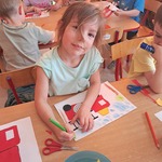 Dzień strażaka - dziewczynka wykonuje pracę plastyczną