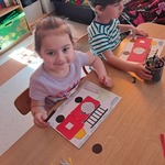 Dzień strażaka - dzieci przy pracy plastycznej