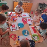 Dzień strażaka - dzieci przy pracy plastycznej
