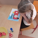 Dzień strażaka - dziewczynka przy pracy plastycznej