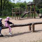 Pszczółki poznają mieszkańców Akcent ZOO - dzieci podczas zabawy na placu