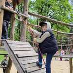 Pszczółki poznają mieszkańców Akcent ZOO - dzieci podczas zabawy na placu