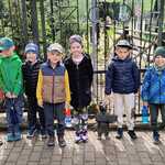 Pszczółki poznają mieszkańców Akcent ZOO - dzieci przy figurce WidziMisia