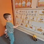 Dzień Pszczoły - chłopiec wskazuje właściwą pszczołę