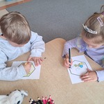 Dzień Pszczoły - dzieci podczas pracy plastycznej