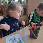 Dzień Pszczoły - dzieci podczas wykonywania pracy plastycznej