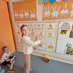 Dzień Pszczoły - dziewczynka wskazuje pszczołę na podstawie opisu