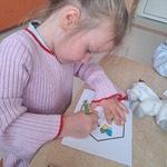 Dzień Pszczoły - dziewczynka podczas pracy plastycznej