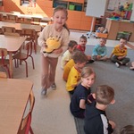 Dzień Pszczoły - dzieci w zabawie z pszczołą