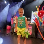 Festiwal sztuki (nie)letnie!- chłopiec na scenie z balonowa żaba