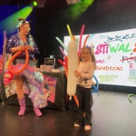 Festiwal sztuki (nie)letnie!- dziecko na scenie z balonami