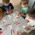 Smerfy w Książnicy Podlaskiej- dzieci podczas warsztatów 