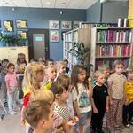 Smerfy w Książnicy Podlaskiej- dzieci zwiedzają bibliotekę