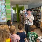 Smerfy w Książnicy Podlaskiej- dzieci zwiedzają bibliotekę 