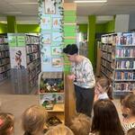Smerfy w Książnicy Podlaskiej- dzieci zwiedzają bibliotekę 