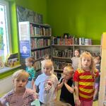 Smerfy w Książnicy Podlaskiej- dzieci zwiedzają bibliotekę 