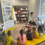 Smerfy w Książnicy Podlaskiej- dzieci podczas rozmowy z p. bibliotekarka 