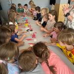 Smerfy w Książnicy Podlaskiej- dzieci podczas warsztatów 