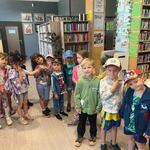 Smerfy w Książnicy Podlaskiej- dzieci zwiedzają bibliotekę 