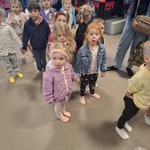 Dzień Dziecka w Fabryce Misia - dzieci wchodzą na sale zabaw