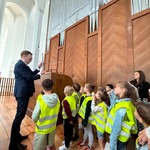 Pszczółki poznają zwód organisty - dzieci podczas rozmowy z tatą Weroniki