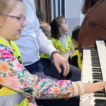 Pszczółki poznają zwód organisty - dziecko podczas próby gry na organach