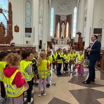 Pszczółki poznają zwód organisty - dzieci podczas zwiedzania bazyliki