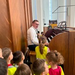 Pszczółki poznają zwód organisty - dzieci słuchają gry na organach