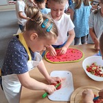 Kulinarna podróż po Europie - dzieci przygotowujące sałatkę grecką