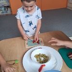 Kulinarna podróż po Europie - chłopiec podczas przygotowywania sałatki greckiej