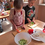 Kulinarna podróż po Europie - dzieci przygotowujące sałatkę grecką