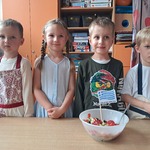 Kulinarna podróż po Europie - dzieci z przygotowaną sałatką