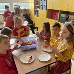 Kulinarna podróż po Europie - dzieci przygotowujące szaszłyki