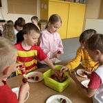 Kulinarna podróż po Europie - dzieci przygotowujące szaszłyki