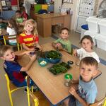 Zajęcia kulinarno- badawcze w grupie Smerfy- dzieci przy stoliku