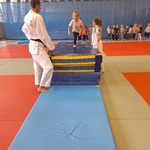 Tygryski W Akademickim Centrum Sportu- ćwiczenie zwinności na materacach