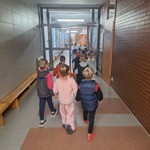 Tygryski W Akademickim Centrum Sportu- dzieci w drodze na sale