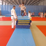 Tygryski W Akademickim Centrum Sportu- ćwiczenie zwinności na materacach