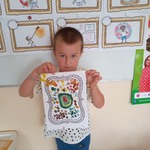 Dzień kropki w naszym przedszkolu- dziecko z pracą plastyczną 