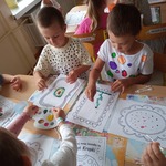 Dzień kropki w naszym przedszkolu- dzieci malują farbami