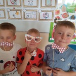 Dzień kropki w naszym przedszkolu- dzieci z kropkowymi akcesoriami