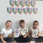 Dzień kropki w naszym przedszkolu- dzieci z ilustracjami