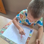 Dzień kropki w naszym przedszkolu- dziecko maluje farbami