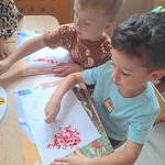 Dzień kropki w naszym przedszkolu- dzieci malują farbami