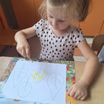 Dzień kropki w naszym przedszkolu- dziecko maluje farbami