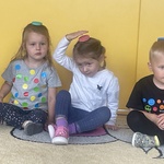 Dzień kropki w naszym przedszkolu- dzieci na dywanie