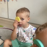 Dzień kropki w naszym przedszkolu- dziecko na dywanie